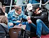 St. Pauli-Trainer Alexander Blessin wird von seiner Familie getröstet