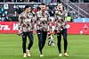 Manolis Saliakas, Jackson Irvine und Karol Mets im Gespräch