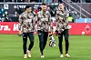 Manolis Saliakas, Jackson Irvine und Karol Mets im Gespräch
