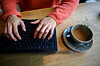 Eine Frau sitzt am Notebook