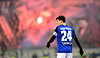 Nicolás Capaldo mit dem Rücken zugewandet, im Hintergrund brennen Bengalische Feuer auf der Tribüne.
