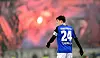 Nicolás Capaldo mit dem Rücken zugewandet, im Hintergrund brennen Bengalische Feuer auf der Tribüne.