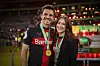 Jonas Hofmann mit seiner Frau Laura Hofmann im Arm