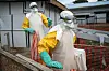 Helfer kommen in Schutzanzügen zu ihrer Schicht in einem Behandlungszentrum mit Ebola-Erkrankten.