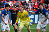 HSV-Keeper Sander Tangvik feiert eine seiner Paraden in der Partie gegen Leverkusen.