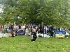 Rund 60 Ukrainerinnen und Ukrainer haben sich im Stadtpark versammelt, um Müll zu sammeln. Mit dieser Aktion wollen sie sich bei der Stadt Hamburg für die Gastfreundschaft und Integration bedanken.