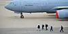 Passagiere des von einem Hantavirus-Ausbruch betroffenen Kreuzfahrtschiffs „Hondius“ steigen am Flughafen Eindhoven aus einem Flugzeug aus.