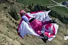 Base-Jumper fliegt mit Wingsuit in der Luft