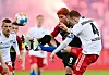 Sebastian Schonlau vom HSV im Zweikampf mit Lucas Höler vom SC Freiburg