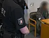 Ein Justizbeamter im Gerichtssaal