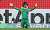 Nikola Vasilj ist enttäuscht nach einer Niederlage des FC St. Pauli