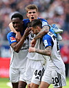 Luka Vuskovic bejubelt ein Tor für den HSV mit Albert Sambi Lokonga und Fabio Vieira