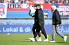 St. Pauli-Trainer Alexander Blessin geht mit Andreas Bornemann und Niklas Lanwehr über den Platz