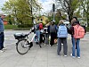 Am Donnerstagmittag haben sich an der Unfallstelle in Wilstorf auch Mitschüler des getöteten Elfjährigen versammelt.