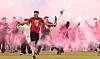 Slavia-Anhänger stürmen den Platz im Prager Derby