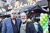 Die Wiedereröffnung wurde groß gefeiert. Mit dabei Kiez-Guide und Freund Fabian Zahrt und der ehemalige Bordellbesitzer „Schnecke“ (l.).