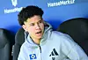 HSV-Profi Alexander Røssing-Lelesiit in Nicht-Spieltagskleidung auf der HSV-Bank