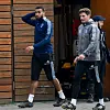 Josha Vagnoman und Merlin Polzin am Rande des Trainingsplatzes