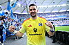 Daniel Heuer Fernandes ballt die Fäuste vor der Nordtribüne und grinst.