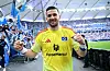 Daniel Heuer Fernandes ballt die Fäuste vor der Nordtribüne und grinst.