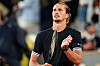 Alexander Zverev klatscht auf seinen Schläger.