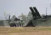 Ein Panzerfahrzeug fährt während einer militärischen Übung in Taichung County, Taiwan, an einer Mehrfachraketenabschussvorrichtung vorbei.