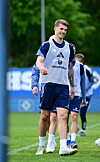 Luka Vuskovic lächelt im HSV-Trainingsshirt