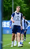 Luka Vuskovic lächelt im HSV-Trainingsshirt