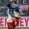 Die HSV-Profis Albert Sambi Lokonga (l.) und Luka Vuskovic bejubeln ein Tor ihrer Mannschaft.