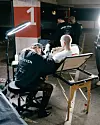 Eine Tätowiererin arbeitet an einem Besucher in einem improvisierten Tattoo-Bereich im Parkhaus.
