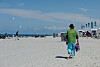 Ein Obdachloser am Hauptstrand von Westerland auf Sylt (Archivbild).