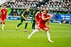 Bayern-Stürmer Harry Kane schaut nach seinem verschossenen Elfmeter verdutzt.