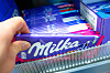 Milka-Schokoladentafeln werden in einem Geschäft angeboten.