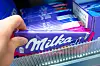 Milka-Schokoladentafeln werden in einem Geschäft angeboten.