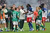 HSV-Profi Jordan Torunarigha (Mitte) ist während des Nordderbys in Bremen in Diskussionen verstrickt.