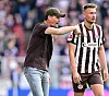 St. Pauli-Trainer Alexander Blessin gibt Hauke Wahl Anweisungen