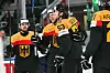 Alexander Karachun und Moritz Seider jubeln über ein Tor