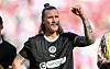 St. Pauli-Kapitän Jackson Irvine mit kämpferisch erhobener Faust vor der Fankurve