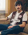 Im Retro-Look präsentiert der FC St. Pauli sein neues Sondertrikot.