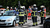 Unfall in Hamburg-Rönneburg: Feuerwehrleute befreien die schwer verletzte Seniorin mit einer Rettungsschere aus ihrem Auto.