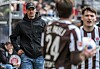 Alexander Blessin steht an der Seitenlinie und beobachtet zwei St. Pauli-Spieler beim Einwurf.