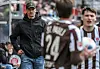 Alexander Blessin steht an der Seitenlinie und beobachtet zwei St. Pauli-Spieler beim Einwurf.