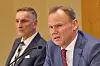 Andy Grote (r., SPD), Innensenator, und Torsten Voß, Leiter des Landesamtes für Verfassungsschutz, bei der Vorstellung des Verfassungsschutzberichts.