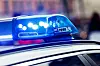 Das eingeschaltete Blaulicht ist auf dem Dach von einem Einsatzfahrzeug der Polizei zu sehen.