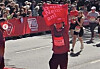 Der Läufer mit Anti-Olympia-Fahne beim Haspa-Marathon in Hamburg.