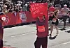 Der Läufer mit Anti-Olympia-Fahne beim Haspa-Marathon in Hamburg.