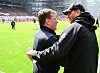 Alexander Blessin von St. Pauli mit Wolfsburg-Trainer Dieter Hecking