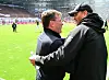 Alexander Blessin von St. Pauli mit Wolfsburg-Trainer Dieter Hecking