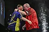 Luke Littler und Steven Bunting umarmen sich nach einem Match