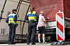 Die Polizei kontrolliert einen Transporter auf der Autobahn (Symbolfoto).